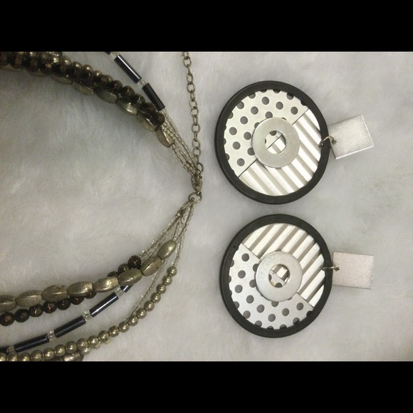 Funky silver bead layered necklace and earrings - Picture 2 of 4